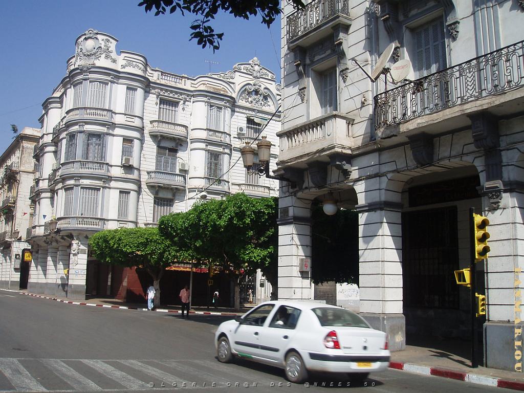 ORAN AOUT 2006 PLACE DES VICTOIRES A DROITE AVENUE LOUBET.jpg